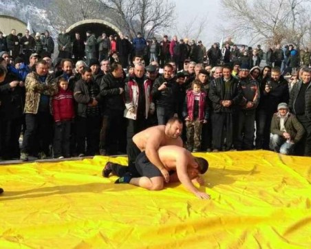 Люти пехливански борби в Асеновград за Трифоновден! Ето къде в областта ще има празник днес