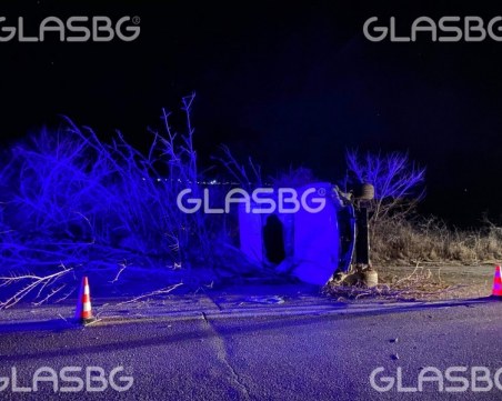 Мъртво пиян е бил шофьорът, обърнал се с пикап в Карловско