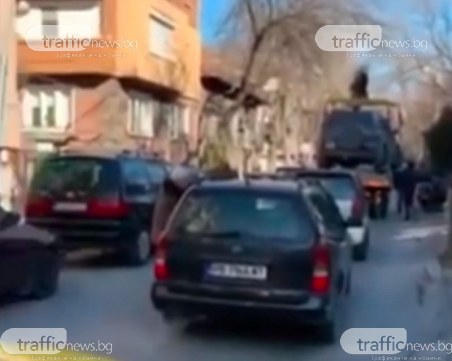 Напрежение в центъра на Пловдив! Паяк блокира улица, редица коли попаднаха в капан