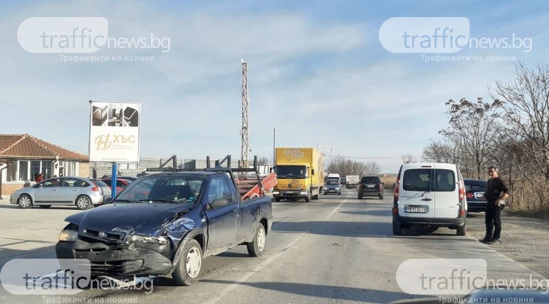 Катастрофа на околовръстното на Пловдив! Две коли се забиха