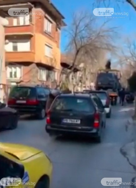 Напрежение в центъра на Пловдив! Паяк блокира улица, редица коли попаднаха в капан