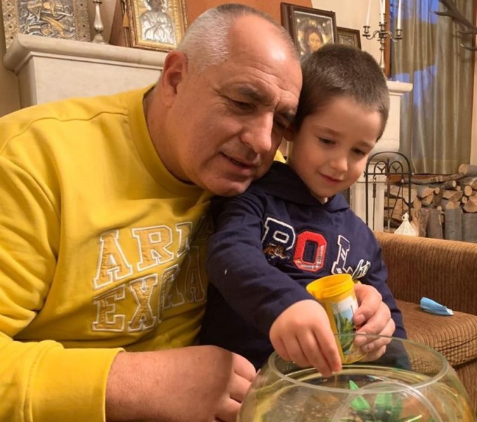 Премиерът Борисов сподели снимки с внука си на рождения му ден