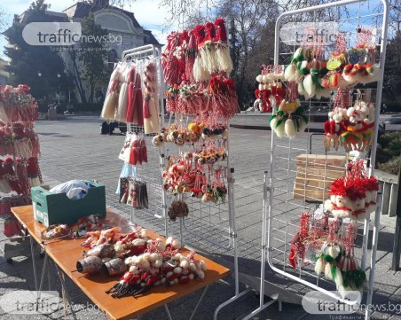 Пролетта чука на вратата! Пловдивчанка изкара първите мартеници – бори китайската конкуренция