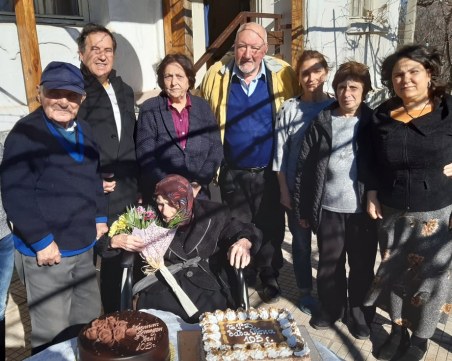 Баба Пена от Драгомир навърши 105 години