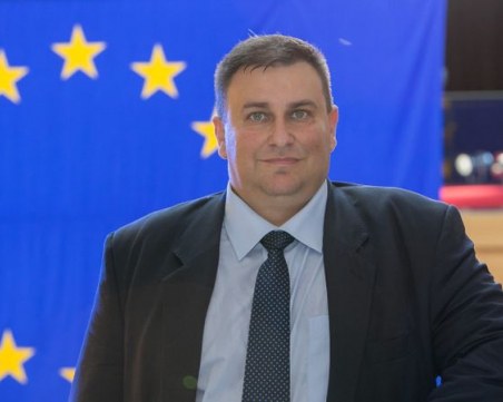 Емил Радев: От 2021 г. гражданите на ЕС вероятно ще пътуват до Великобритания с паспорт