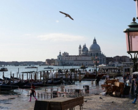 Евакуираха 3500 души във Венеция заради бомба