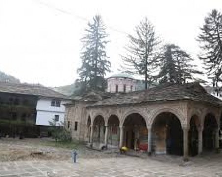 Молебен за дъжд в Троянския манастир