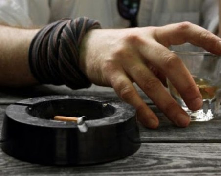 Ново проучване: Редовната консумация на алкохол и цигари състарява мозъка