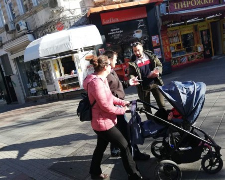 Студенти раздадоха петлета на минувачите в Пловдив за Петльовден