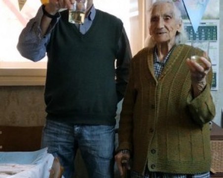 Баба Стоянка от Стамболийски навърши 100 години, дълголетието й се дължи на домашната ракийка