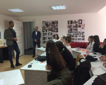 Млади пловдивчани подготвят безплатно ученици