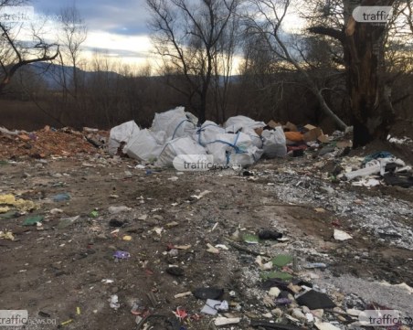 Отпадъците на река Чая са засипвани с пръст, има риск от замърсяване на водата