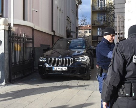 Иззеха два от джиповете на Васил Божков