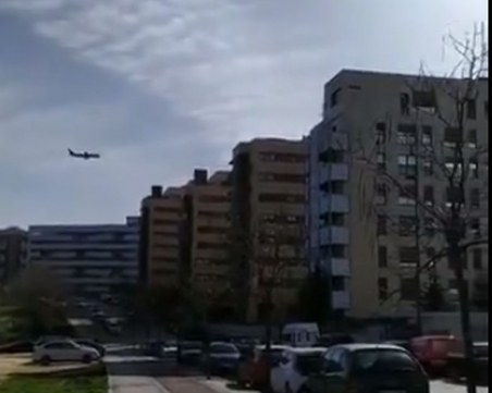 Самолет каца аварийно в Мадрид заради откъснат колесник