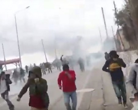 Сблъсъци в Гърция! Мигранти протестират, полиция ги усмирява с газ