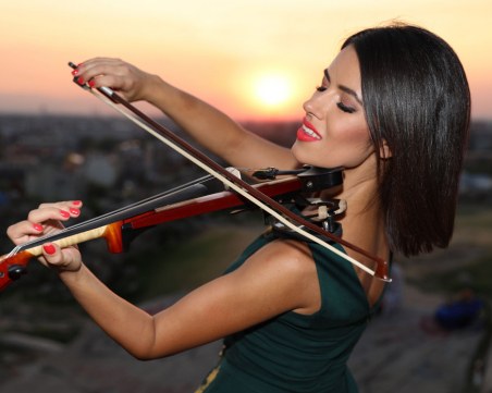 Виртуозна цигуларка подгрява мача на Марица в Шампионската лига