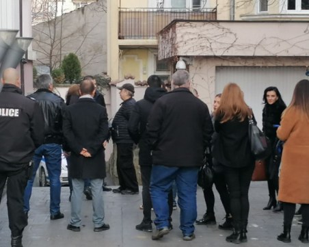 Започна изземването на вещи от колекцията на Божков в 