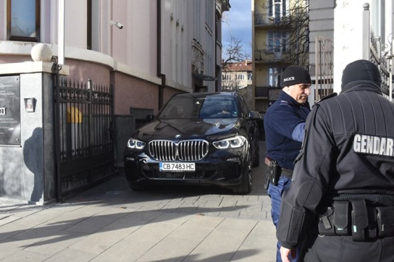 Иззеха два от джиповете на Васил Божков