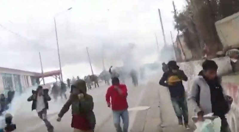 Сблъсъци в Гърция! Мигранти протестират, полиция ги усмирява с газ
