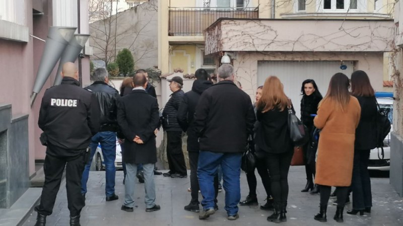 Започна изземването на вещи от колекцията на Божков в