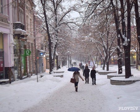 Дъжд, сняг и силен вятър в Пловдивско! Жълт код за опасно време в цялата страна