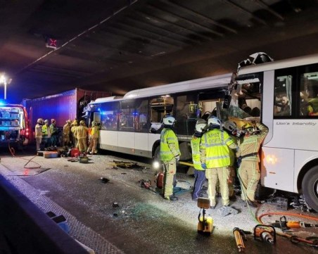 Един загинал и 50 ранени във верижна катастрофа в тунел