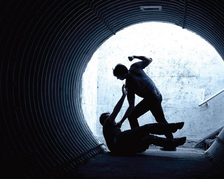 Група за рекет изтезавала столичанин, пипнаха ги с белязани пари