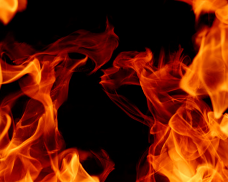 Мъж запали апартамента на майка си, издирват го