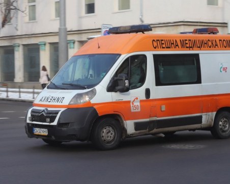 Трима нападнаха екип на Спешна помощ в Ихтиман
