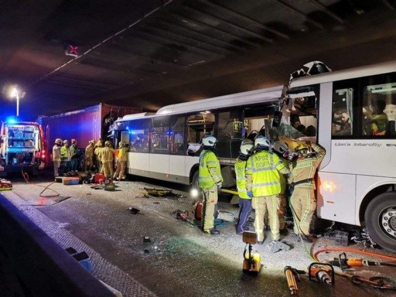 Един загинал и 50 ранени във верижна катастрофа в тунел