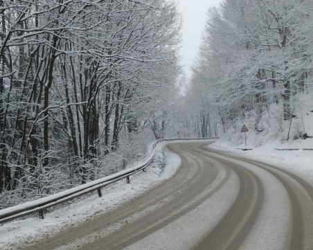 АПИ: Над 350 машини са обработвали републиканските пътища през нощта