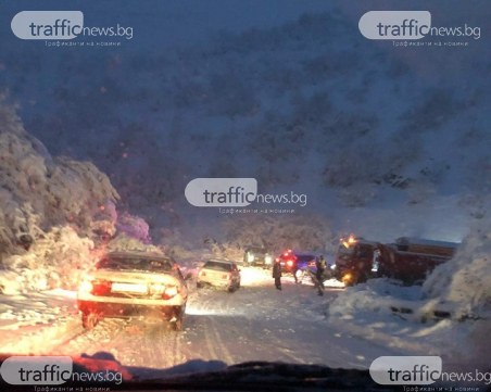 Десетки коли закъсаха в снега край Белащица