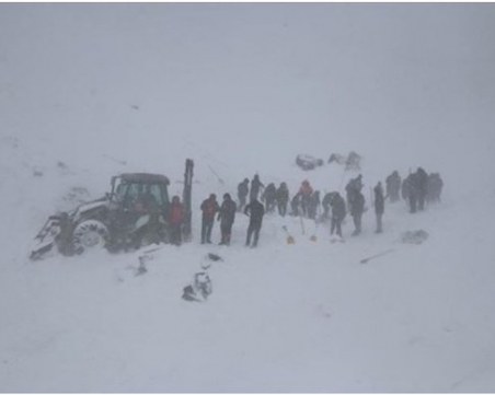 Две лавини паднаха в Турция! Загинаха спасители и пътници в затрупан бус