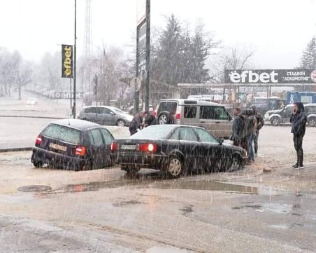Голяма дупка почти погълна две коли в Горна Оряховица
