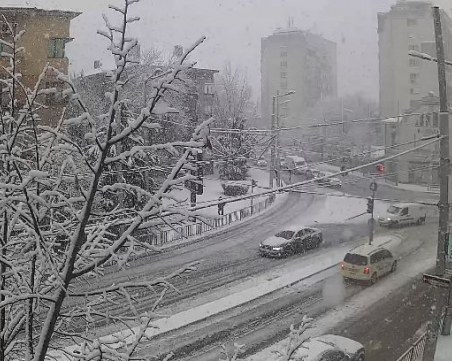 Нови капризи на времето: снежна буря, придружена с гръмотевици