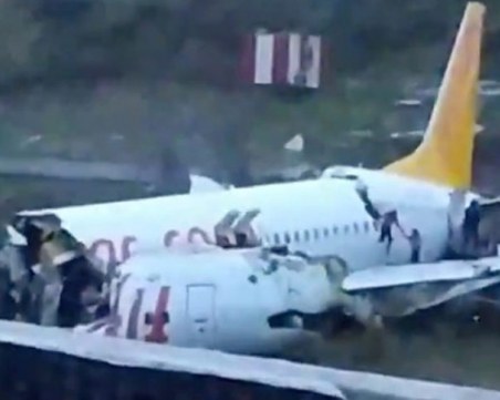 Пътнически самолет се разби на летище в Истанбул