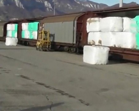 Товарят в кораби контейнери с боклук от Варна за Италия