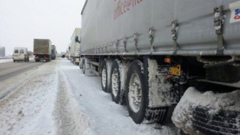 Ограничават движението през Хаинбоаз заради снега, има закъсали тирове