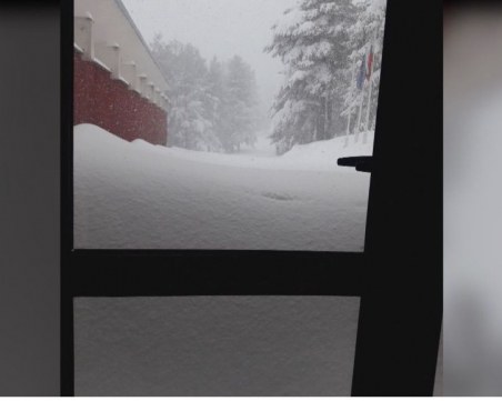 Десет души, сред които и бебе, бедстват на Върховръх