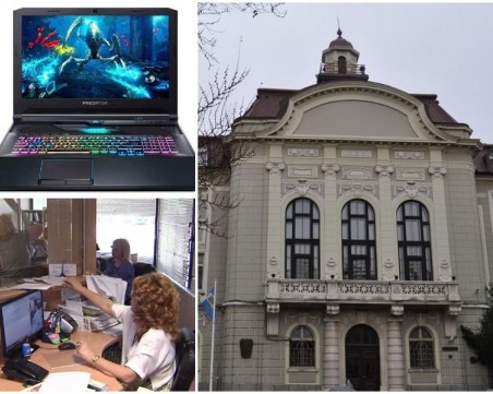 Геймъри или чиновници? Община Пловдив купува лаптопи за 4 бона бройката