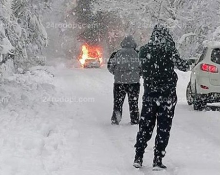 Кола пламна в движение, затвори пътя Бенковски – Златоград