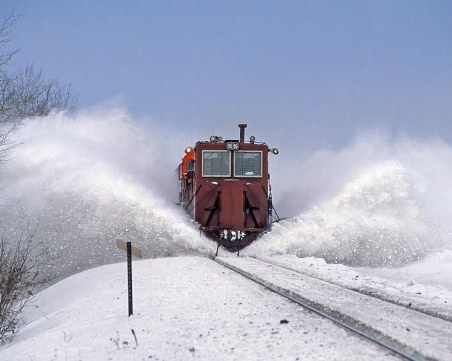 Криза с ЖП транспорта заради снега! Две трасета са затворени, 11 гари са без ток