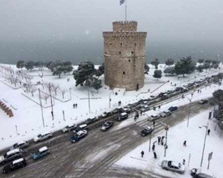 Опасна буря в Гърция, спряха фериботите