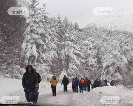 Продължава блокадата на пътя за хижа Здравец! Багер дърпа снегорин
