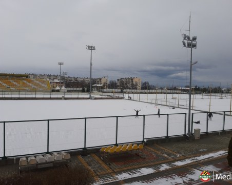 Снегът вкара играчите на Ботев във фитнеса