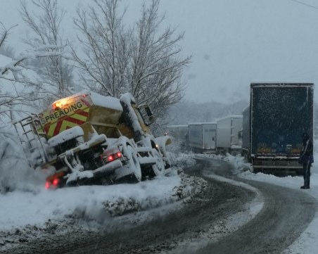 Трите прохода в Стара планина са затворени! Десетки са закъсали в снега