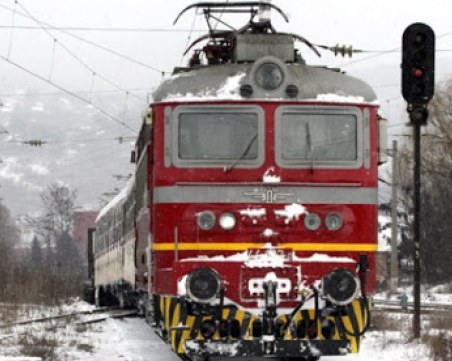 Влаковете в страната все още се движат със закъснения