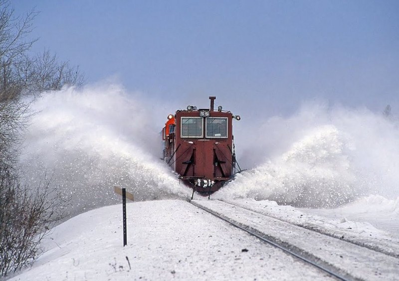 Криза с ЖП транспорта заради снега! Две трасета са затворени, 11 гари са без ток