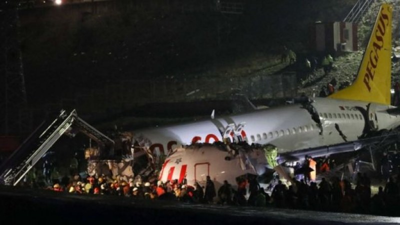 Трима души са загинали в разбилия се самолет в Турция, сред тях няма българи