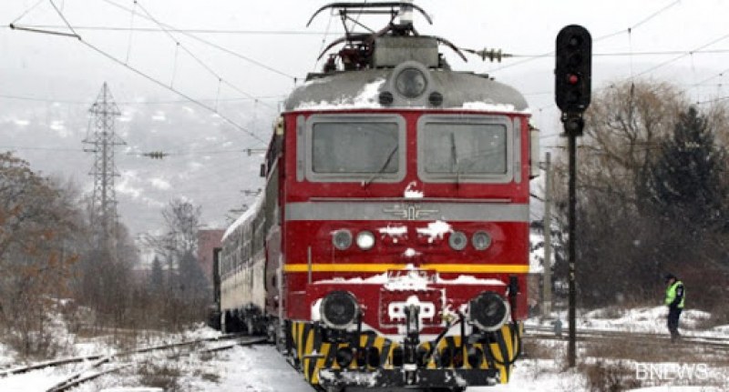 Влаковете в страната все още се движат със закъснения